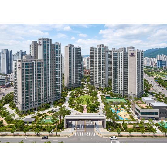 분양 관련 안내에서는 발코니 확장과 빌트인 가전 제공 내용이 소개된 바 있습니다. 침실 에어컨, 냉장고, 세탁기 등 생활에 필요한 품목이 포함된 것으로 안내되어 초기 입주 준비 측면에서 참고할 만합니다. 또한 피트니스센터, 스카이라운지, 커뮤니티 카페 등 입주민 시설도 언급되어 단지 내부 생활 편의성을 함께 확인해볼 필요가 있습니다.
